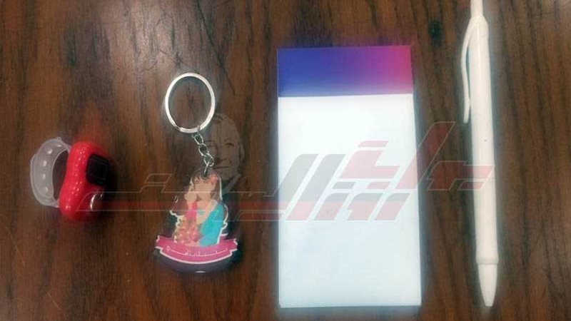 ميدالية وقلم ومفكرة