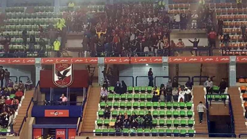 عشاق الأحمر يؤازرون