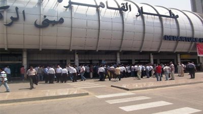 أهالي ركاب الطائرة المنكوبة يتوافدون علي المطار.. ومصر للطيران توفر أرقام مجانية لاستفساراتهم