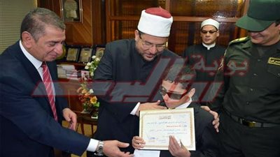 بالصور.. تكريم طالب 