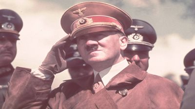 بالصور.. «هتلر» في بروفات خاصة لتعليم فن الخطابة والبلاغة