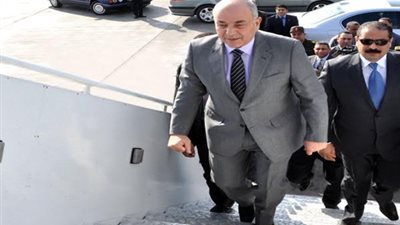 رئيس الأركان يغادر على رحلة مصر للطيران إلى أمريكا .. وخبير : رجال القوات المسلحة يستخدمون الطيران المصرى فقط