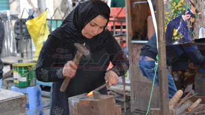 لما البنت تشتغل حدادة ..الأيادى الناعمة تطوع الحديد (فيديو )‎