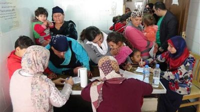 فحص 1600 وندوات توعوية ورسومات على أسوار مدارس المنيا