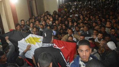 الآلاف يشيعون الشهيد 