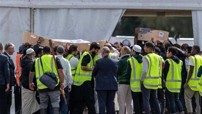 بالصور.. بدء دفن ضحايا 