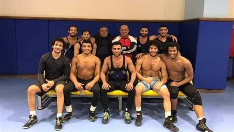 لاعبو المصارعة يغادرون