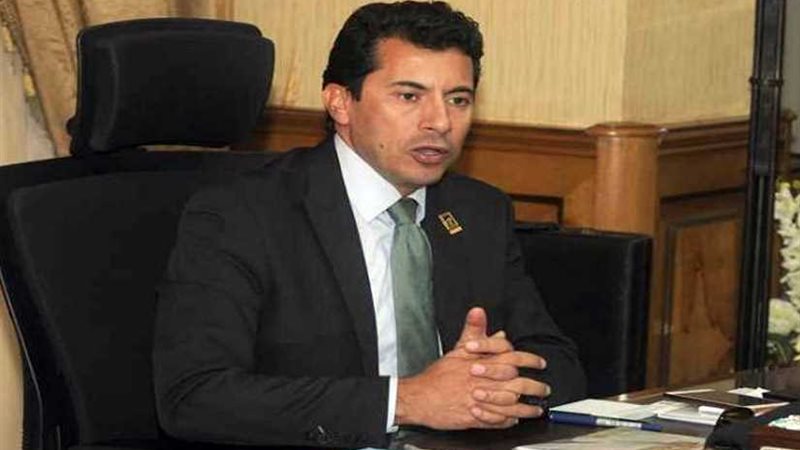 وزير الشباب يستمع