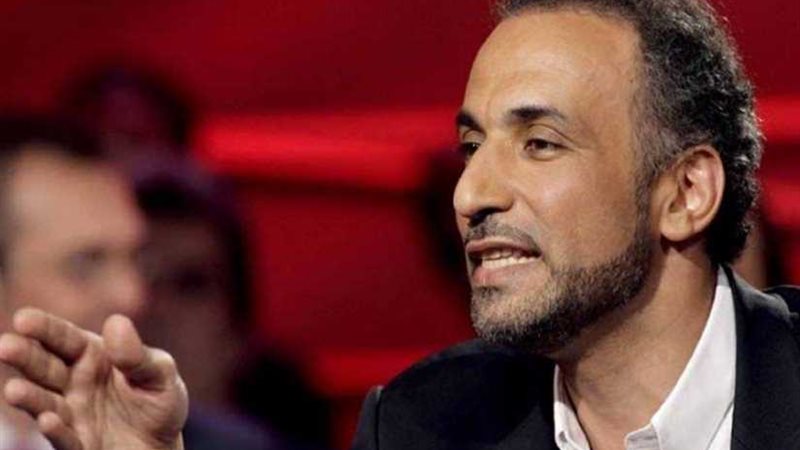 سيدات يغادرن ندوة