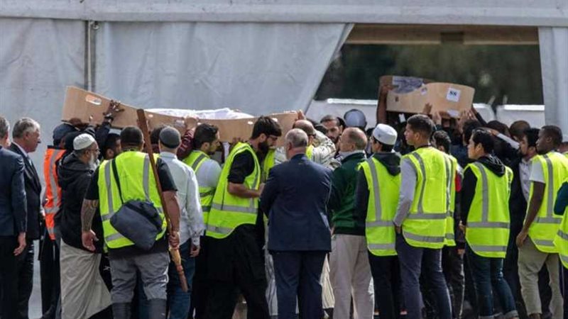 بالصور.. بدء دفن