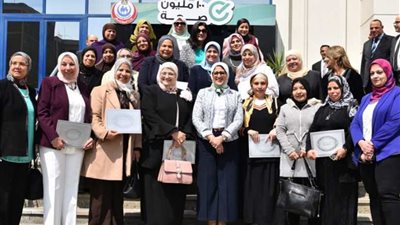 خلال تكريمها لعدد من الأمهات العاملات بالوزارة بمناسبة 