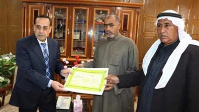 محافظ شمال سيناء يكرم مواطن حول منزله الى مدرسة بعد أن هدمها الارهاب