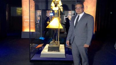 العناني وحواس يتفقدان معرض توت عنخ آمون قبل ساعات من افتتاحه في باريس