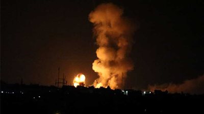 غارة إسرائيلية تستهدف مجموعة من الفلسطينيين بقطاع غزة