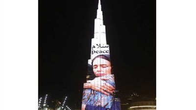 برج خليفة يتضامن مع حادثة نيوزيلاندا ويضيء بصورة رئيسة الوزراء محجبة
