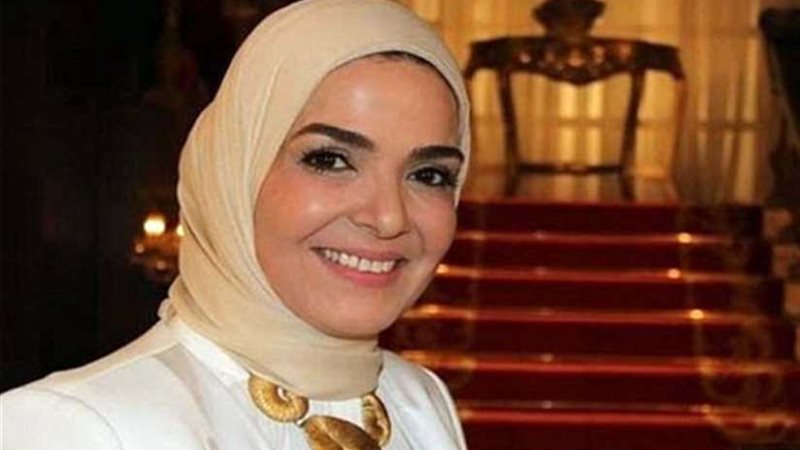 مني عبد الغني تبدأ