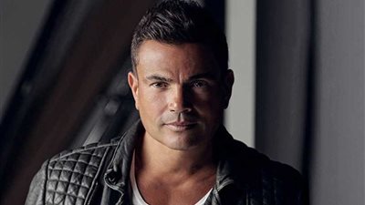 عمرو دياب يعود للقاهرة بعد إحياء حفل غنائي بالسعودية