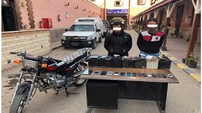 مباحث أسيوط يلقي القبض على تشكيل عصابي تخصص في سرقة بطاريات السيارات