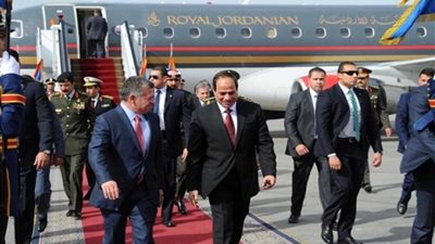 الرئيس السيسي يستقبل عاهل الأردن بمطار القاهرة
