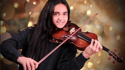 الطفلة جنى سامر تعزف الكمان بـ