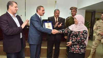 محافظ أسيوط يكرم رئيس مركز ساحل سليم لبلوغها سن المعاش