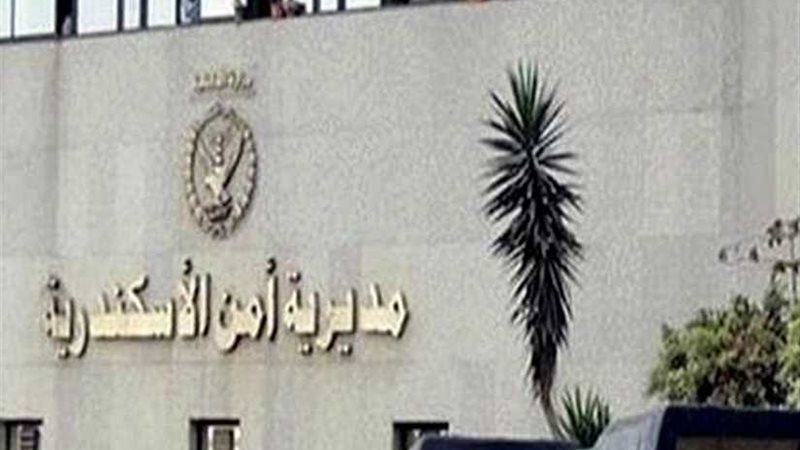 سائق توك توك يلقي