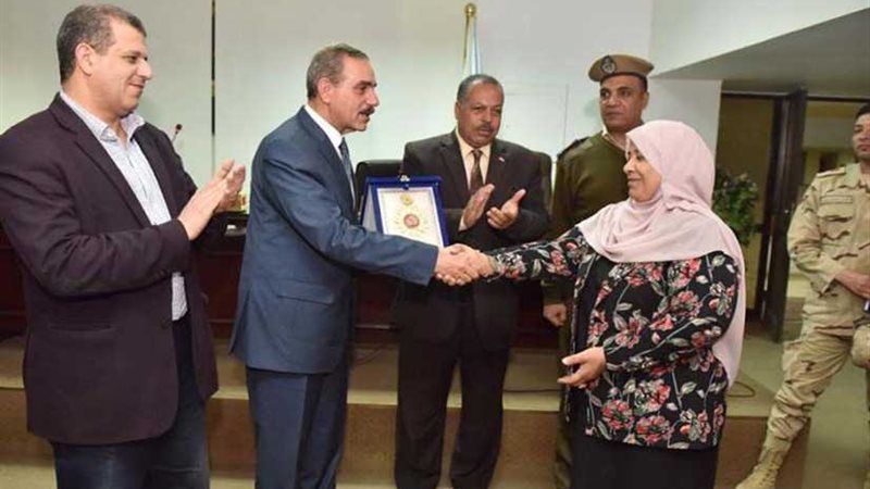 محافظ أسيوط يكرم