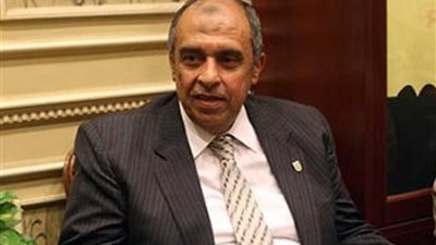 وزير الزراعة يمنح العاملين بمحطة بحوث 