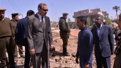محافظ أسيوط يصطحب أهالي 