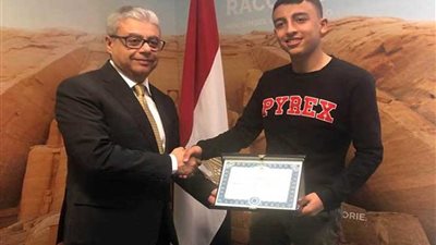 القنصل العام في ميلانو يكرم طالباً مصرياً لقيامه بعمل بطولي في إيطاليا