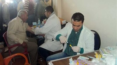 فحص 1102 مواطن في قافلة طبية ببني سويف