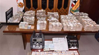 الرقابة الإدارية تضبط تشكيلًا عصابيًا تعاملاته 100 مليون جنية خارج السوق المصرفية