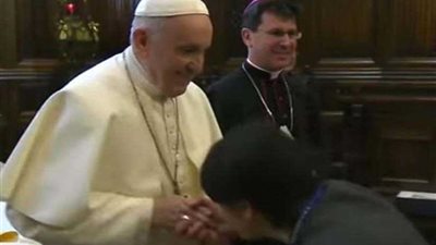 سر تقبيل العوام للخاتم البابوي في يد البابا فرانسيس (فيديو وصور)