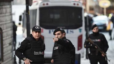 ذعر في مطار تركي.. شرطي يطلق النار على زميله ويحاول الانتحار