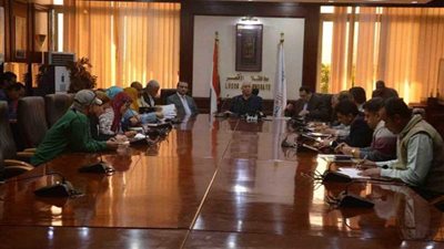 محافظ الأقصر يناقش استعدادات رمضان وعرض مباريات 