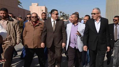 محافظ بني سويف يتابع استعدادات الصوامع لموسم توريد القمح