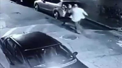 معركة ضابطة الشرطة واللص في الشارع المظلم بـ