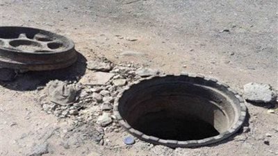 سقوط سيدة ببالوعة صرف 