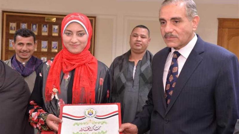 محافظ أسيوط يكرّم