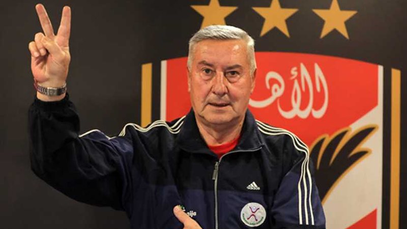 مدرب يد الأهلي يقرر