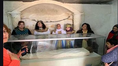 بنات ملوي في انتظار السياح بالملابس الفرعونية