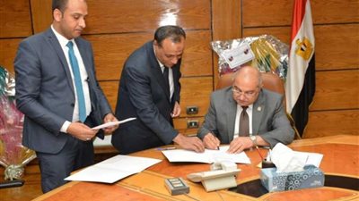 رئيس جامعة أسيوط يستقبل وفد 