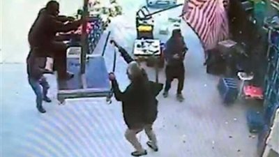 رجل يطير في السماء من شدة الرياح في جنوب تركيا.. (فيديو)