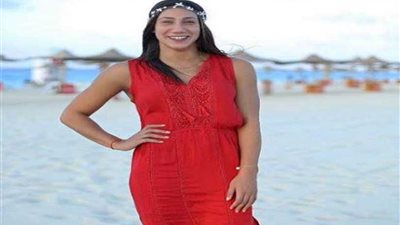 بالصور.. فريدة عثمان فراشة السباحة الذهبية بالفستان الأحمر