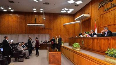 محافظ أسيوط يكرم طالبا عثر على مبلغ 200 ألف جنيه ورده لصاحبه