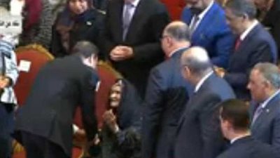 لفتة إنسانية.. الرئيس يقبل رأس ويد أكبر معمرة