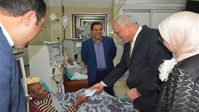 محافظ الجيزة يقدم مساعدات مالية لـ 60 مريضا بمستشفى إمبابة