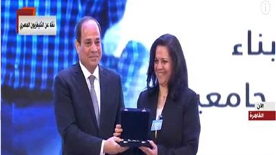 الرئيس السيسي يكرم عددا من الأمهات المثاليات ويمنحهن وسام الكمال من الطبقة الثانية