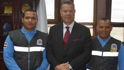 محافظ بني سويف يستقبل طاقم إسعاف أعاد 56 ألف جنيه لمصاب