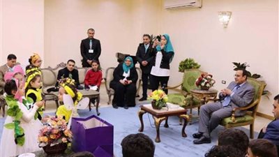 محافظ شمال سيناء يحاور التلاميذ حول أوضاع المحافظة